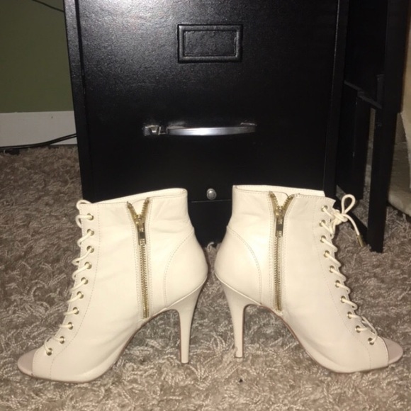 Steve Madden Gladly Lace up Heel booties Bone - Picture 3 of 5